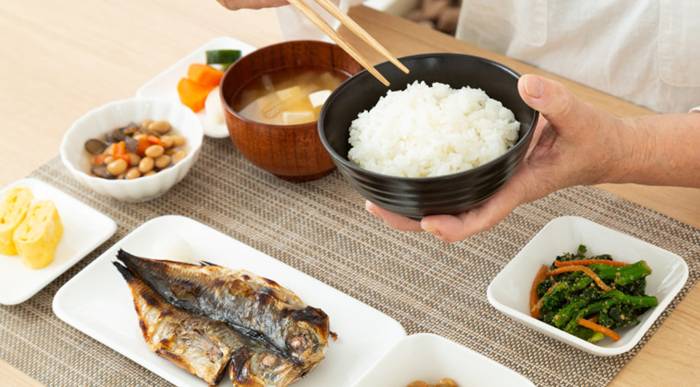 생선과 밥, 된장국으로 구성된 균형 잡힌 당뇨 관리 식단 / Balanced Japanese-style meal with fish, rice, and miso soup for diabetes management